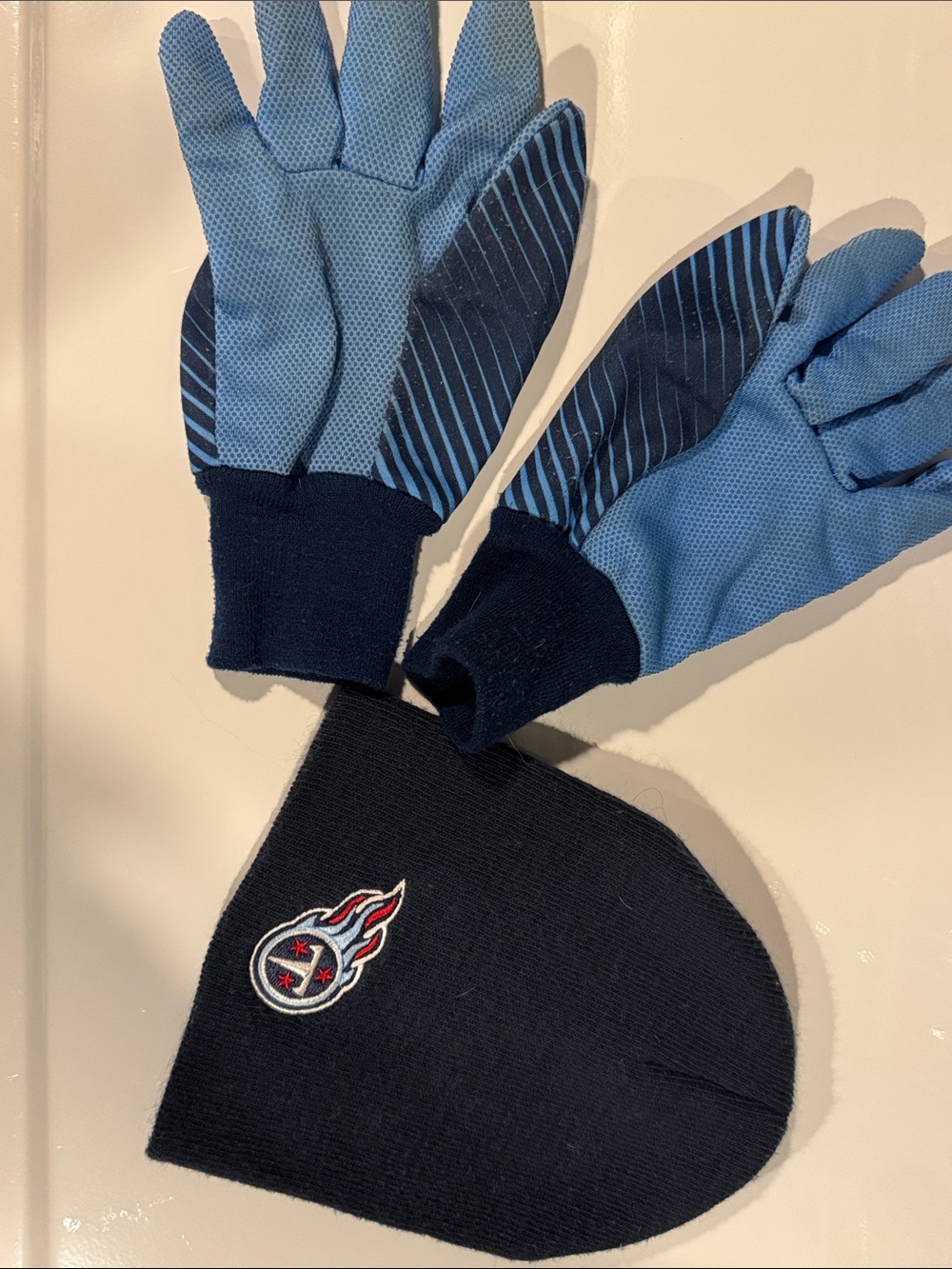 Tennessee Titans youth hat and gloves